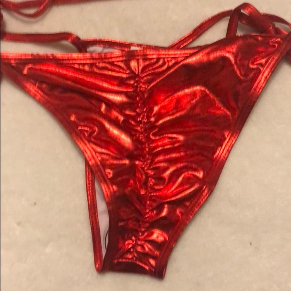 Sizzling metallic string bikini & matching shades! - Picture 5 of 5